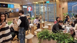 　来店客でにぎわうシンガポール中心部の「バブルティー」店舗＝６月２３日