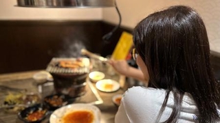 　台北市内の焼き肉店で、一人焼き肉を楽しむ客＝７月２日