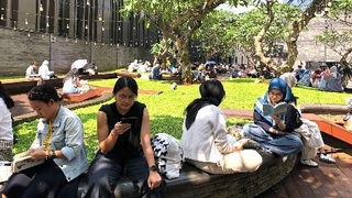 　ジャカルタの商業施設で開かれた「静かに読書するグループ」に参加する市民たち＝７月６日