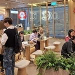 　来店客でにぎわうシンガポール中心部の「バブルティー」店舗＝６月２３日