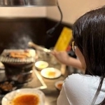 　台北市内の焼き肉店で、一人焼き肉を楽しむ客＝７月２日