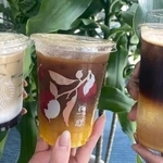 　中国のコーヒーチェーンで売られている果汁入りコーヒー＝６月３０日