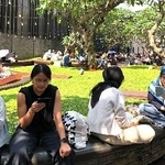 　ジャカルタの商業施設で開かれた「静かに読書するグループ」に参加する市民たち＝７月６日