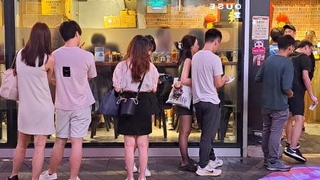 　香港の麺料理店に行列をつくる人々＝７月２３日