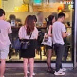 　香港の麺料理店に行列をつくる人々＝７月２３日
