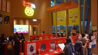 　九竜地区の旺角（モンコック）に期間限定で出店した「ちいかわラーメン　豚」の店内＝８月１４日
