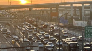 　平日の夕方で混雑が激しい上海市内の高架道路＝１１日