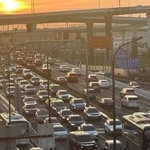 　平日の夕方で混雑が激しい上海市内の高架道路＝１１日