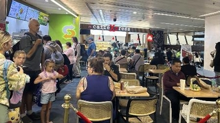 　ニノイ・アキノ国際空港第１ターミナルのフードコート＝１０月９日