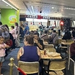 　ニノイ・アキノ国際空港第１ターミナルのフードコート＝１０月９日