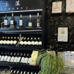 　賀蘭山麓の亦濃ワイナリー敷地内にあるレストラン。国内外の賞を受賞したワインが並ぶ＝９月２１日