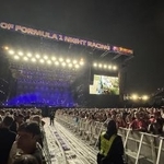 　開演前から熱気に包まれたエルトン・ジョンさんのコンサート会場＝１０月５日