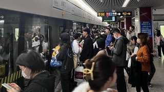 　通勤や通学のラッシュで混雑する上海市地下鉄の徐家匯駅プラットホーム＝１０月３１日