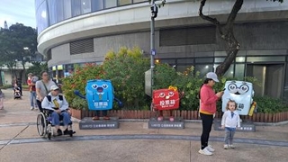 　香港の街頭に設置された立法会議員選挙のＰＲマスコット＝１１月１５日