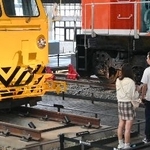 　国家鉄道博物館内に展示された工事用車両を眺める入館客＝１０月２８日