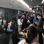 　通勤や通学のラッシュで混雑する上海市地下鉄の徐家匯駅プラットホーム＝１０月３１日