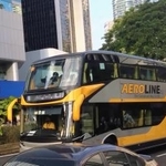 　クアラルンプール市内を走るシンガポール行きの長距離バス＝１１月３日