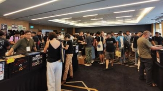 　音楽ファンで混雑するレコード販売会の会場＝１１月１日