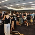 　音楽ファンで混雑するレコード販売会の会場＝１１月１日