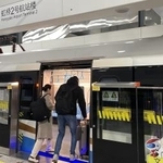 　上海機場連絡線の虹橋空港第２ターミナル駅で、浦東空港行きの列車に乗り込む客＝１２月１３日