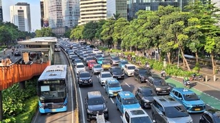 　渋滞が深刻なジャカルタ都市圏の一般道＝２０２５年１２月２３日