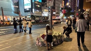 　無差別襲撃事件の現場となり、多くの市民が献花した台北ＭＲＴ中山駅そばの商業施設前＝２０２５年１２月２０日