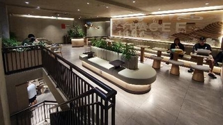 　空席が目立つ南部ホーチミン市内のチャジー店内＝１月１７日