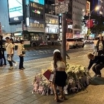 　無差別襲撃事件の現場となり、多くの市民が献花した台北ＭＲＴ中山駅そばの商業施設前＝２０２５年１２月２０日