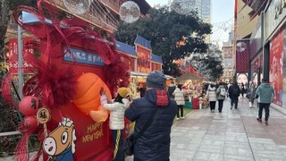 　春節を控えて祝賀ムードが高まる上海市の静安寺＝２月８日