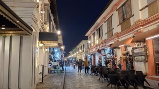 　夜景が映えるビガン市内の路地＝２月６日