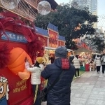 　春節を控えて祝賀ムードが高まる上海市の静安寺＝２月８日