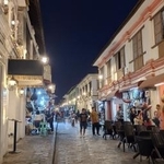 　夜景が映えるビガン市内の路地＝２月６日