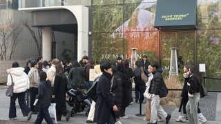 　行列ができているソウル市内のポップアップストア＝３月１０日