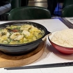 　上海の食堂で提供された鍋料理の「酸菜魚」（左）と白飯＝２月２４日