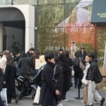 　行列ができているソウル市内のポップアップストア＝３月１０日