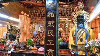 　台北市内の廟に祭られた「七爺」（右）と「八爺」＝４月６日