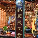 　台北市内の廟に祭られた「七爺」（右）と「八爺」＝４月６日