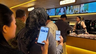 　ジャカルタのドリンク店内で並ぶ市民ら＝４月１７日