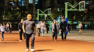 　上海市内の公園で歩く市民ら＝５月１０日