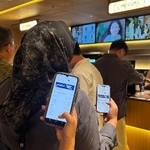 　ジャカルタのドリンク店内で並ぶ市民ら＝４月１７日