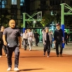 　上海市内の公園で歩く市民ら＝５月１０日