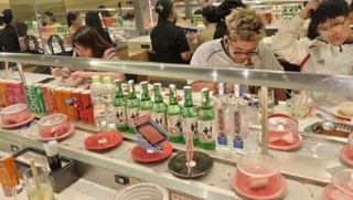 　地場大手の外食チェーン「ゴールデンゲート」が展開する回転しゃぶしゃぶ店＝４月２日、ホーチミン