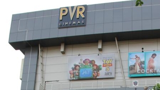 　映画館が営業しているニューデリー近郊グルガオンの商業施設＝６月２０日