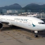 　香港国際空港に駐機した現行デザインのキャセイパシフィック機＝５月２９日