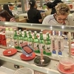 　地場大手の外食チェーン「ゴールデンゲート」が展開する回転しゃぶしゃぶ店＝４月２日、ホーチミン