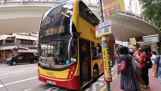 　香港国際空港と市街地を結ぶリムジンバス「シティーフライヤー」＝６月２３日