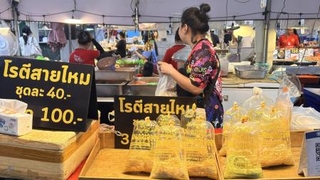 　バンコクの市場でローティーサイマイを販売する屋台＝７月１３日