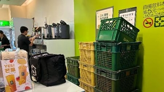 　マンゴーの果実を入れたラックが積み上がった台北のドリンクスタンド＝７月４日