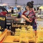 　バンコクの市場でローティーサイマイを販売する屋台＝７月１３日