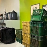 　マンゴーの果実を入れたラックが積み上がった台北のドリンクスタンド＝７月４日